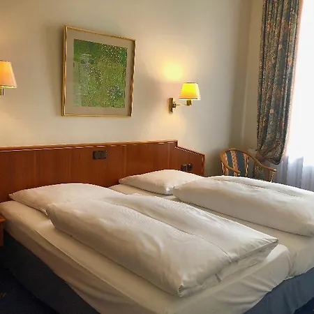 Bayerischer Hof Hotel 4*