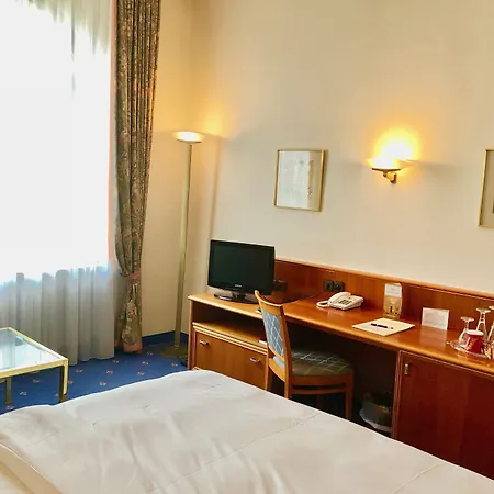 Bayerischer Hof Hotel 4*